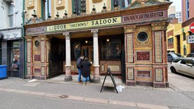 Had a great visit to the Crown Bar.  Oldest pub in Belfast.  Great looking place.  Hit some Guinness and Jameson before 