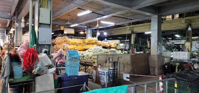 The flower market was our first stop today.  HUGE piles of flowers and very cheap.  Saw a dozen roses for like 50 baht. 