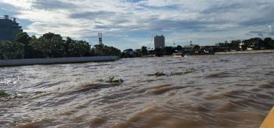 This afternoon started with a canal trip through Bangkok.  Feeding the fish was an experience.  Pretty interesting.  Lot