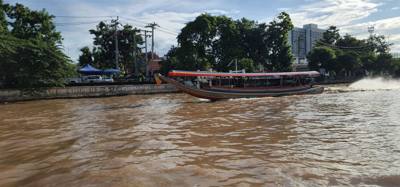 This afternoon started with a canal trip through Bangkok.  Feeding the fish was an experience.  Pretty interesting.  Lot