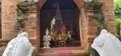 First Temple of the day was Wat Inthakhin Sadue Muang. Small but great to photograph.