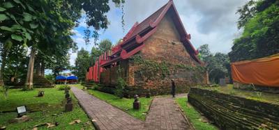 A quick stop on the way back to the resort at another Temple and to see some teak wood.