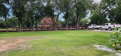 Behind the resort was an old Temple...Wat Chang Lom.  Julie and I took a stroll through it within minutes of getting her