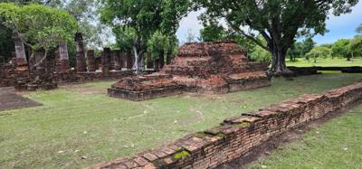 Behind the resort was an old Temple...Wat Chang Lom.  Julie and I took a stroll through it within minutes of getting her