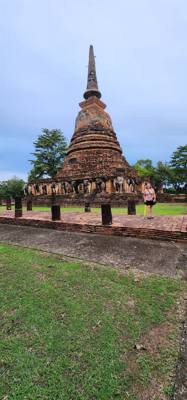 Behind the resort was an old Temple...Wat Chang Lom.  Julie and I took a stroll through it within minutes of getting her