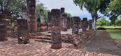Behind the resort was an old Temple...Wat Chang Lom. Julie and I took a stroll through it within minutes of getting her