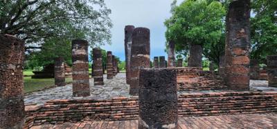 Behind the resort was an old Temple...Wat Chang Lom. Julie and I took a stroll through it within minutes of getting her