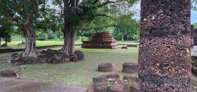 Behind the resort was an old Temple...Wat Chang Lom. Julie and I took a stroll through it within minutes of getting her