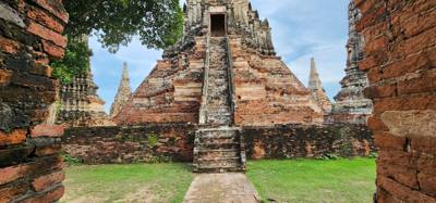 We've gone from the pretty modern temples to the ancient ones.  Losing wars means your temples get destroyed.  The heads
