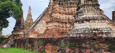 We've gone from the pretty modern temples to the ancient ones.  Losing wars means your temples get destroyed.  The heads