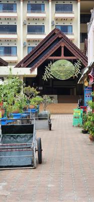 We stopped at Phi Phi Don for lunch.  Great chicken.  Interesting flavors. Then walked around for a bit and got grounded