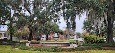 Walking tour this morning to get the juices flowing.  Savannah has so many park squares!  Chuck was very knowledgeable.