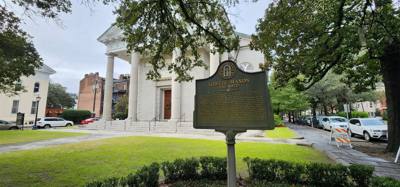 Walking tour this morning to get the juices flowing.  Savannah has so many park squares!  Chuck was very knowledgeable.