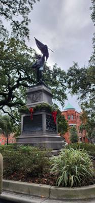Walking tour this morning to get the juices flowing.  Savannah has so many park squares!  Chuck was very knowledgeable.