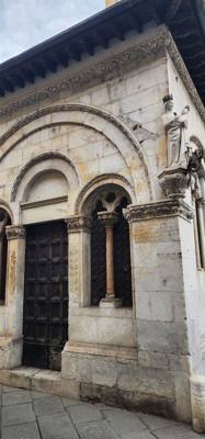 Part 1 of our tour of Lucca, Italy.  A little remeniscent of the walls around the medinas in Morocco.  So many churches.