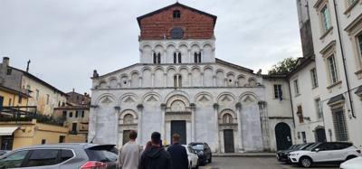 Part 1 of our tour of Lucca, Italy.  A little remeniscent of the walls around the medinas in Morocco.  So many churches.