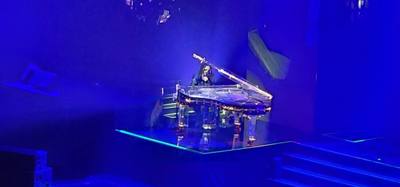 Lenny Kravitz at Dolby Live in Vegas.  Julie got us amazing tickets.  Front row balcony.  The confetti cannon in front o
