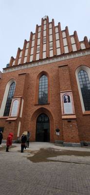 Tour of Warsaw, Poland this morning (Part 1). Got to see many famous monuments, statues, and tributes to the city. Wond