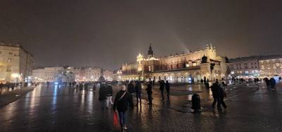 Had to take a stroll after dinner to the Old Town Market Square.  It didn't disappoint...beautiful.