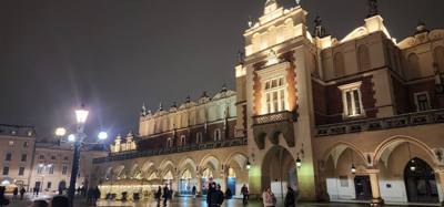 Had to take a stroll after dinner to the Old Town Market Square.  It didn't disappoint...beautiful.