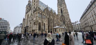 Walking in Vienna/St Stephen's Cathedral.