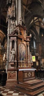 Walking in Vienna/St Stephen's Cathedral.