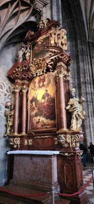 Walking in Vienna/St Stephen's Cathedral.