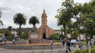 So today was a planned trip to Otavalo which is the largest outdoor market in South America. On the way we saw some vol