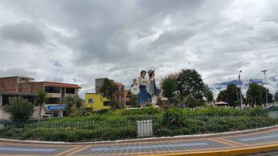 So today was a planned trip to Otavalo which is the largest outdoor market in South America. On the way we saw some vol