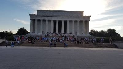 Everybody wants to hang out with Abe.  Tons of people here comparatively speaking with the other monuments in the area.