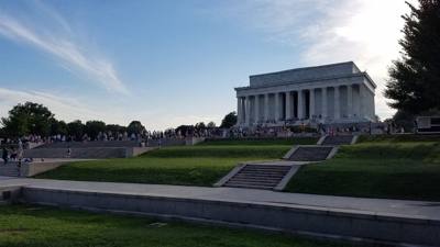 Everybody wants to hang out with Abe.  Tons of people here comparatively speaking with the other monuments in the area.