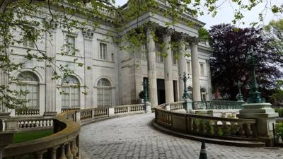 Next up on our mansion extravaganza in Newport was Marble House. I'll let Julie tell you about it on http://www.getouta
